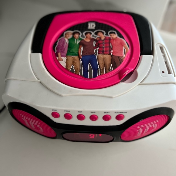 1D Pink and White Boombox with Ergonomic Design - Picture 5 of 11